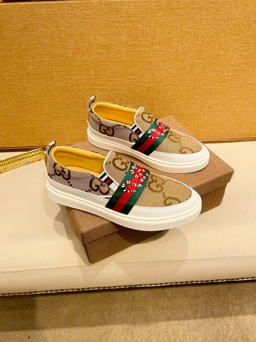 Factory price 400. [Gucci] Gucci's latest 🎁🎁 fashionable casual men's shoes 👟, hot style 💥 simple and elegant style, exclusive for trendy men. Unique official website latest brand 👑 original decoration, fashionable and generous, original cowhide leather ✅ breathable sheepskin lining, official website designated wear-resistant casual outsole, classic model taken in real life 🎬38-44. Can be customized45